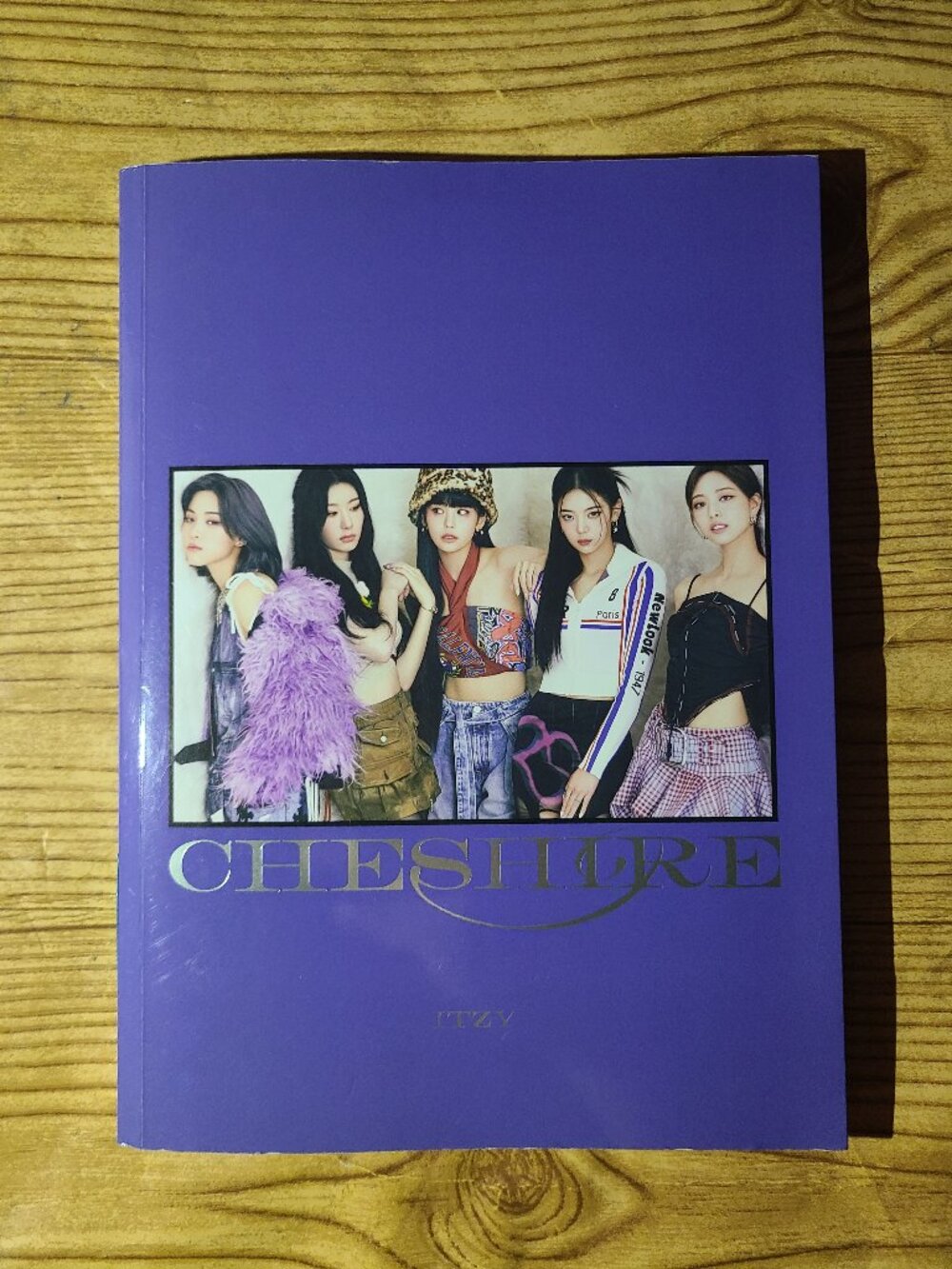 Itzy "Cheshire" K-Pop Music CD album with extras (AS IS)